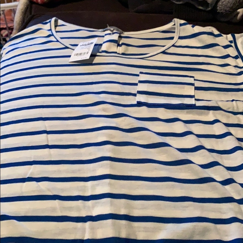 Hi-lo stripped t-shirt. Button closure on back.